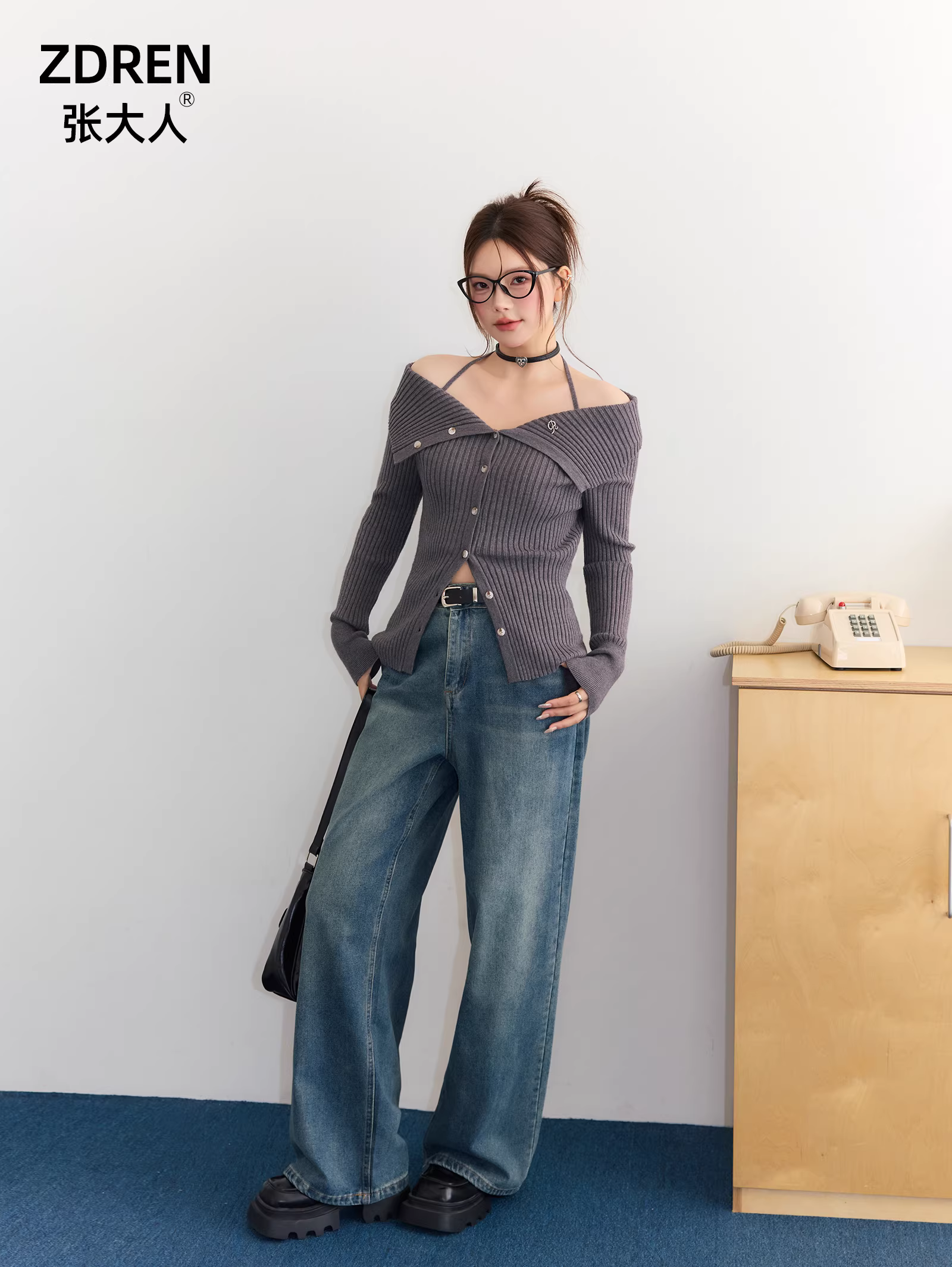 Bộ quần áo thu đông dành cho nữ cỡ lớn, kiểu Pháp thời trang, áo len ôm dáng tôn dáng với phần da lộ và quần jean sành điệu.