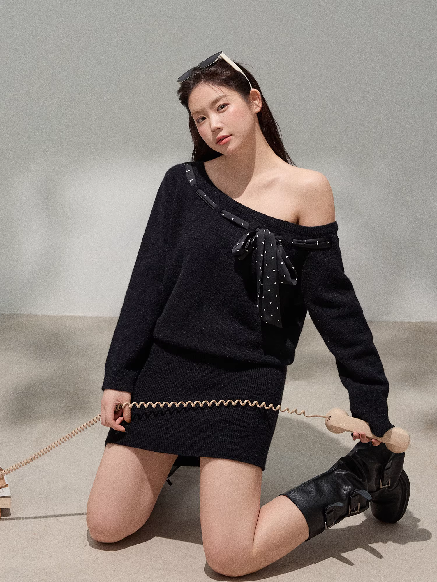 Quần áo nữ cỡ lớn dành cho các cô nàng mũm mĩm, trang phục tôn dáng, đầm len ôm sát màu đen chấm bi, kiểu trễ vai, buộc dây