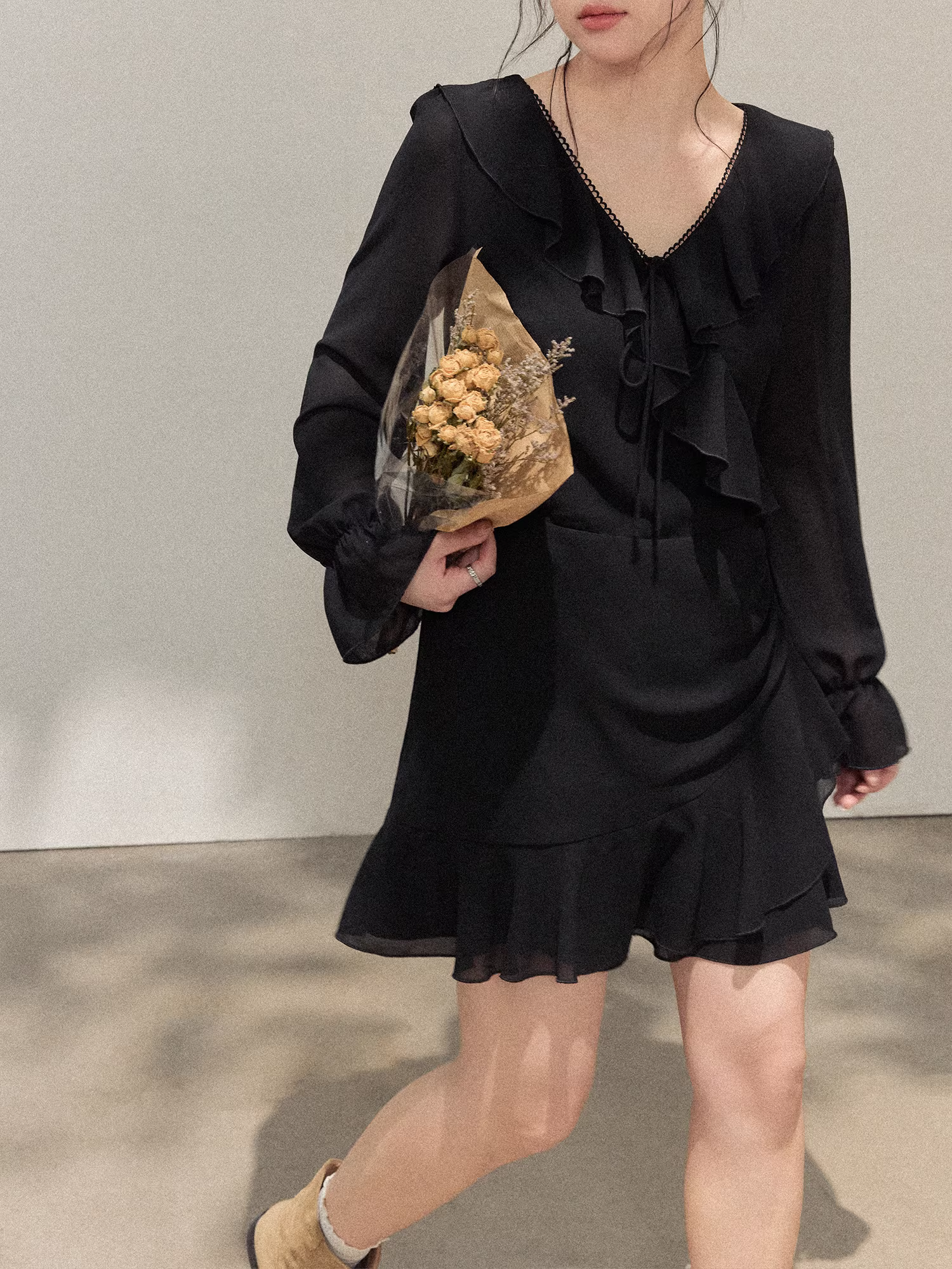 Quần áo nữ cỡ lớn dành cho người lớn, kiểu dáng mới giúp thon gọn cho đầu thu, cổ bèo nhún, phong cách trưởng thành, đầm ngắn màu đen dành cho nữ.