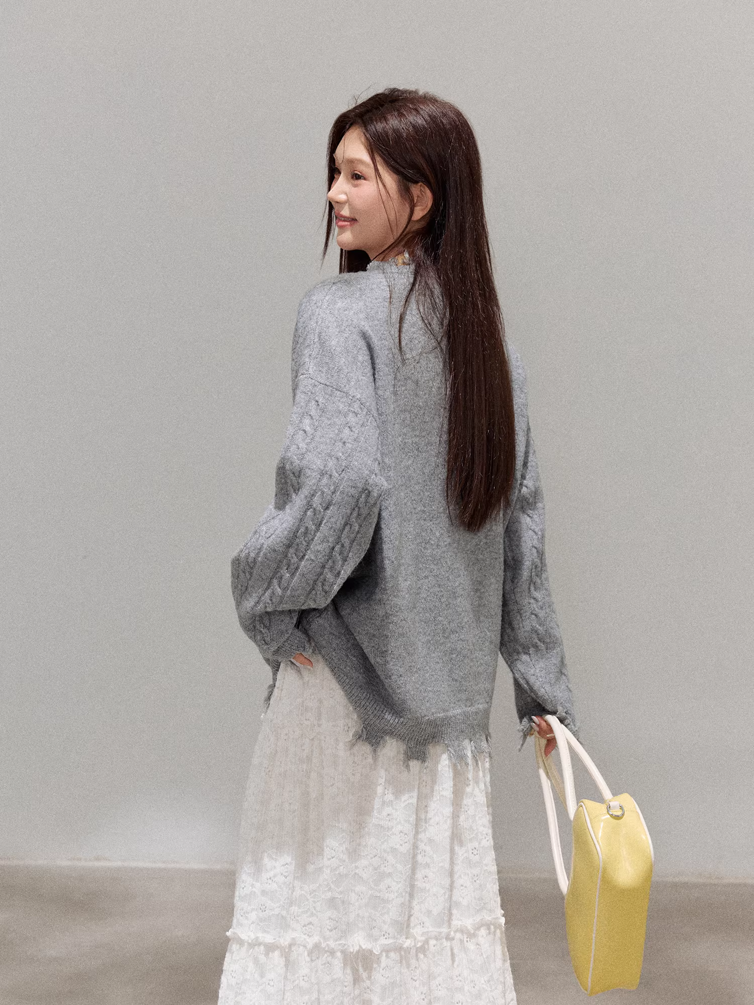 Quần áo nữ cỡ lớn dành cho người lớn, bộ áo len màu xám dáng ôm mùa thu đông với chân váy trắng kiểu ballet thanh lịch.