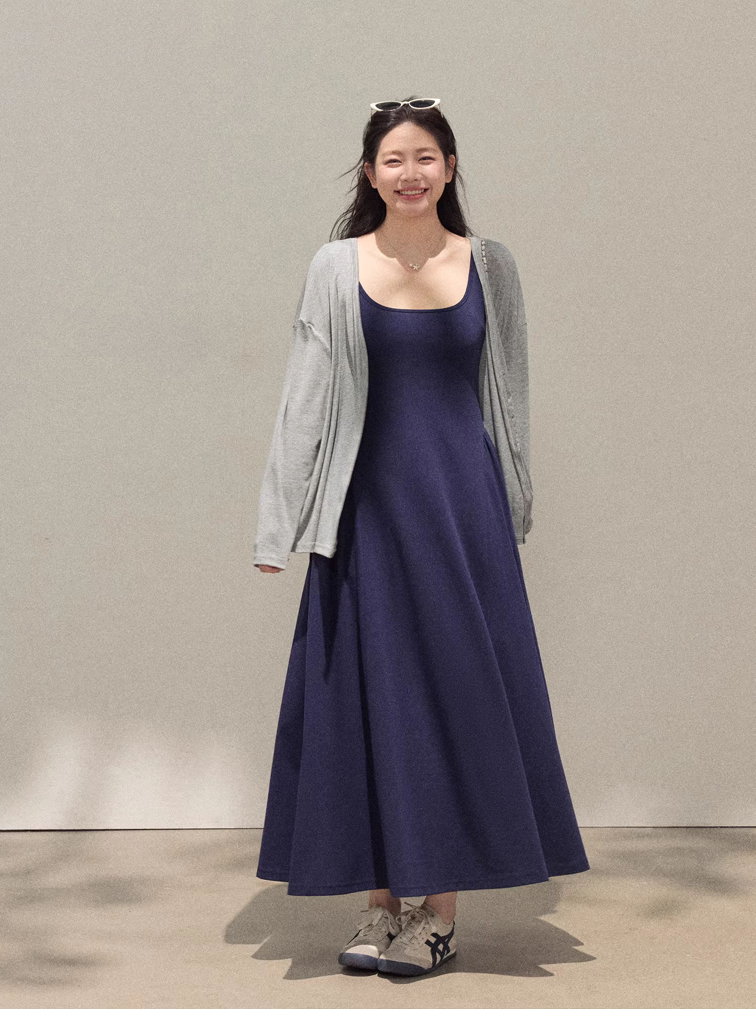 Quần áo nữ cỡ lớn cho mùa thu: đầm dài dây spaghetti màu phối, dáng ôm, đơn giản, kèm áo cardigan.