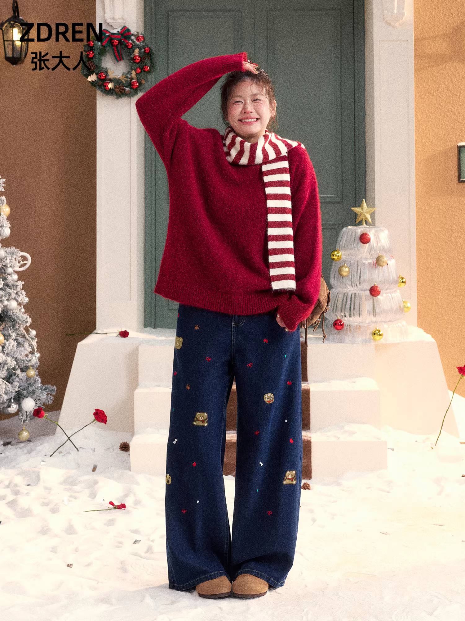 Quần áo cỡ lớn dành cho phụ nữ trưởng thành, quần jean thêu hình gấu cổ điển giảm béo mùa đông phong cách Hàn Quốc và bộ áo len màu đỏ.