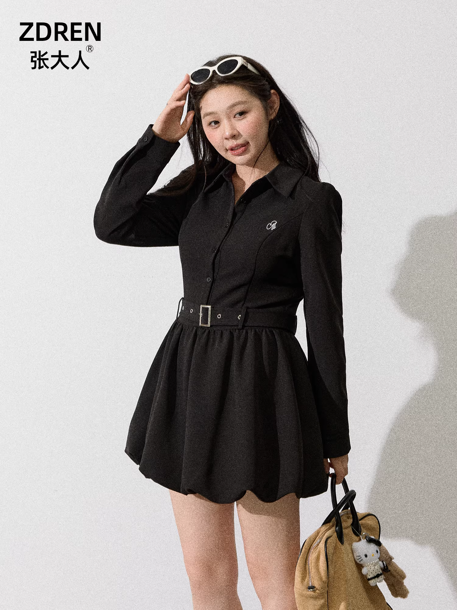 Quần áo nữ cỡ lớn dành cho người lớn, phong cách mùa thu mới dành cho các cô gái mũm mĩm, giảm béo, kiểu dáng đơn giản, váy phồng cổ polo màu đen thuần khiết.