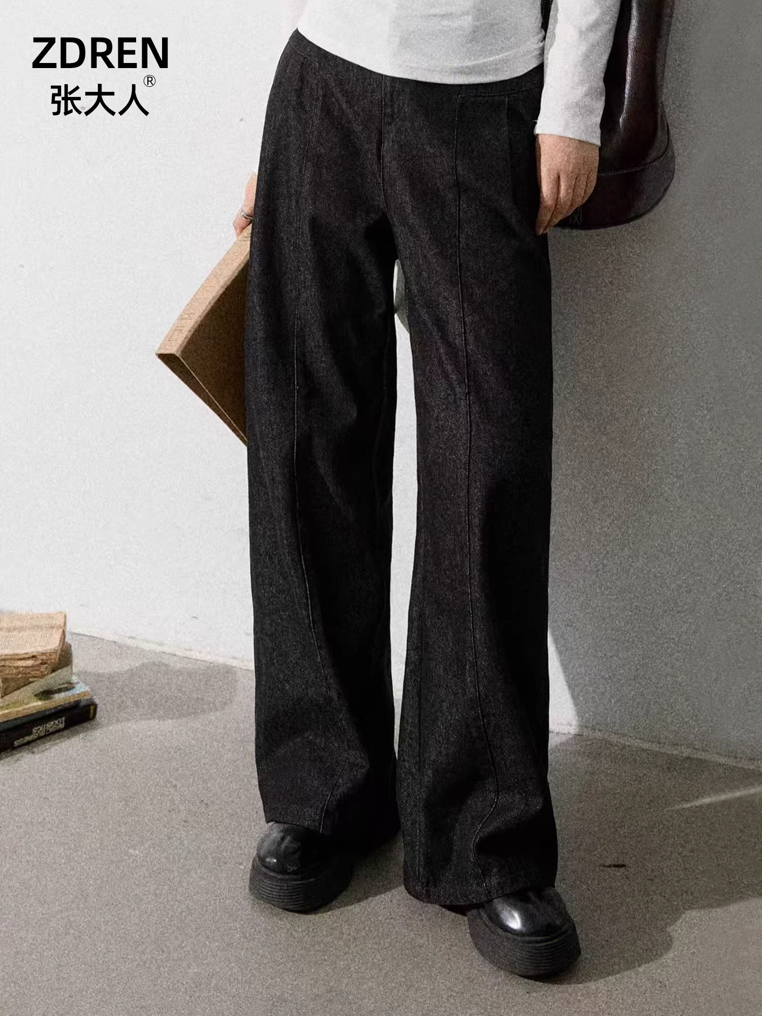 Quần áo nữ cỡ lớn dành cho các cô gái hơi mũm mĩm, quần ống rộng denim tối màu lưng cao cơ bản giúp thon gọn mùa thu đông.