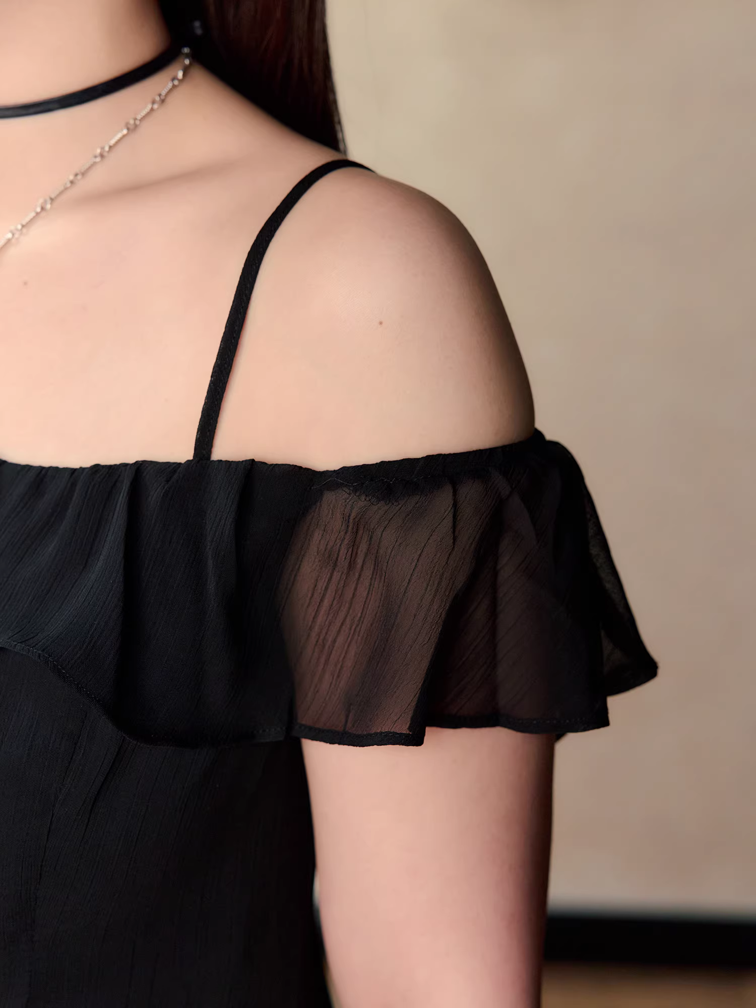 Quần áo thời trang cỡ lớn cho các cô nàng mũm mĩm, đầm tôn dáng với thiết kế sành điệu, đầm đen trễ vai.