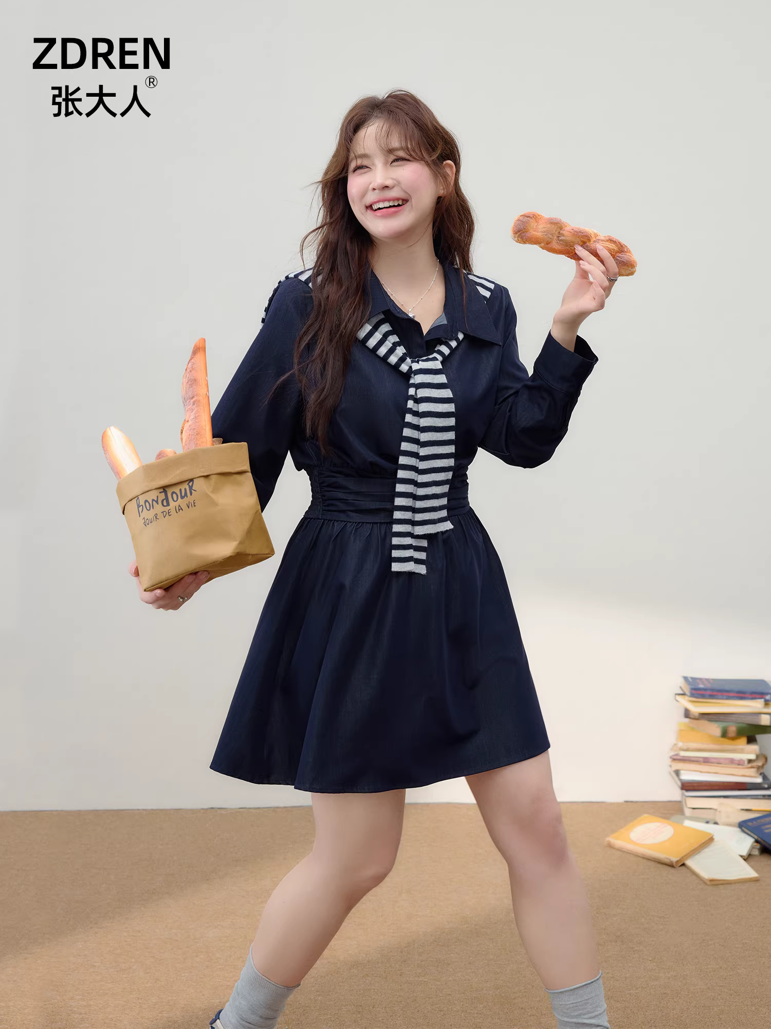 Quần áo nữ cỡ lớn dành cho các cô nàng mũm mĩm, trang phục giảm béo cho đầu thu, đầm sơ mi màu xanh hải quân có khăn choàng sọc.