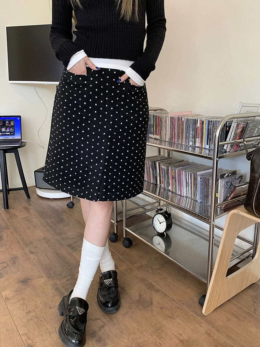 Váy len xẻ tà chấm bi đen dành cho nữ, mùa thu đông, cỡ lớn, thiết kế độc đáo, tôn dáng, ôm hông, váy dài vừa phải.