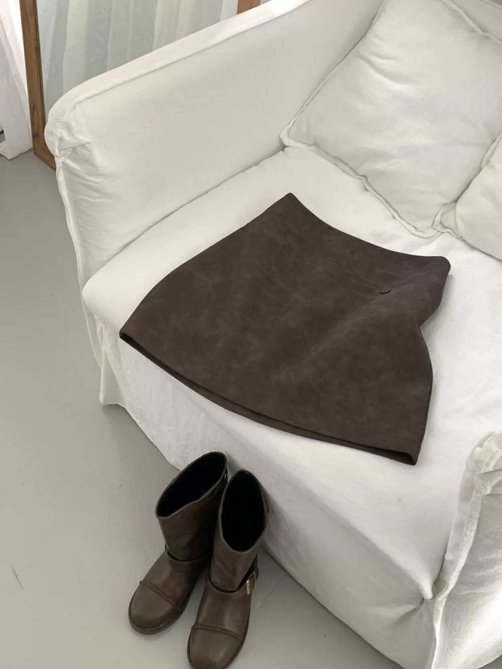 Váy da lộn cao cấp màu nâu, cỡ lớn, váy chữ A che hông, mùa thu đông, nhỏ nhắn, đa năng, giảm béo, váy ngắn ôm sát cơ thể