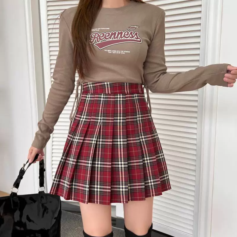 Váy xếp ly kẻ sọc đỏ cỡ lớn dành cho nữ, váy ngắn chữ A cạp cao mùa xuân hè, váy nửa thân, váy chống lộ phong cách học sinh.