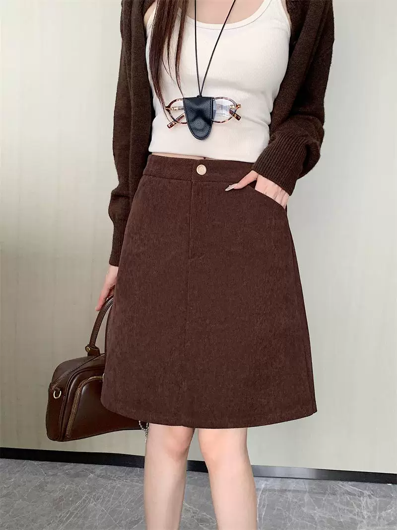 Váy midi nhung tăm màu nâu cỡ lớn dành cho nữ, váy chữ A cạp cao cho mùa thu đông, che hông, tôn dáng, ôm mông.