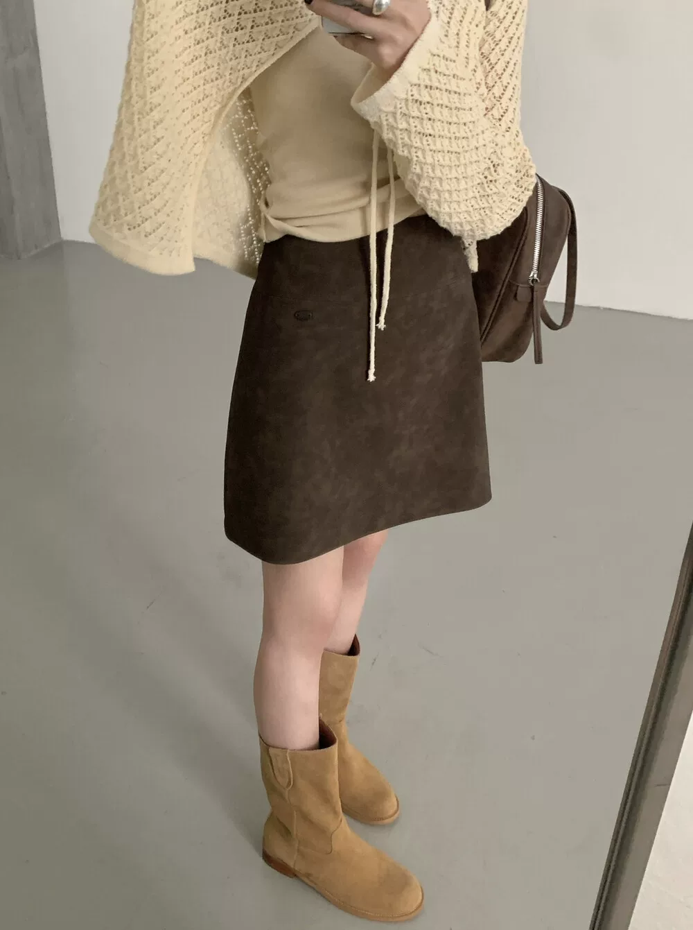 Váy da lộn cao cấp màu nâu, cỡ lớn, váy chữ A che hông, mùa thu đông, nhỏ nhắn, đa năng, giảm béo, váy ngắn ôm sát cơ thể