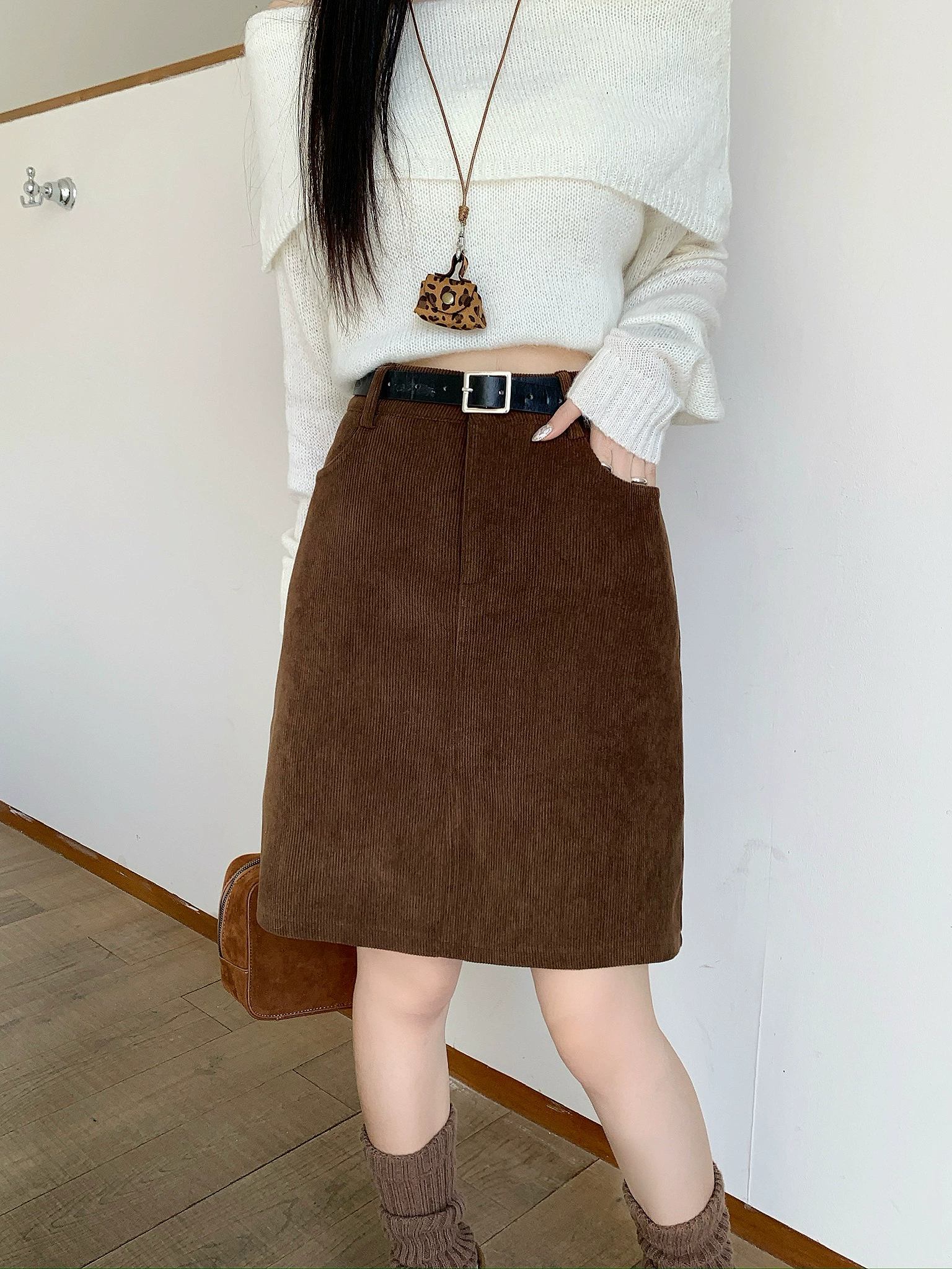 Váy nhung nâu cổ điển cỡ lớn dành cho nữ, mùa thu đông, váy ngắn chữ A cạp cao, váy midi ôm hông màu nâu.