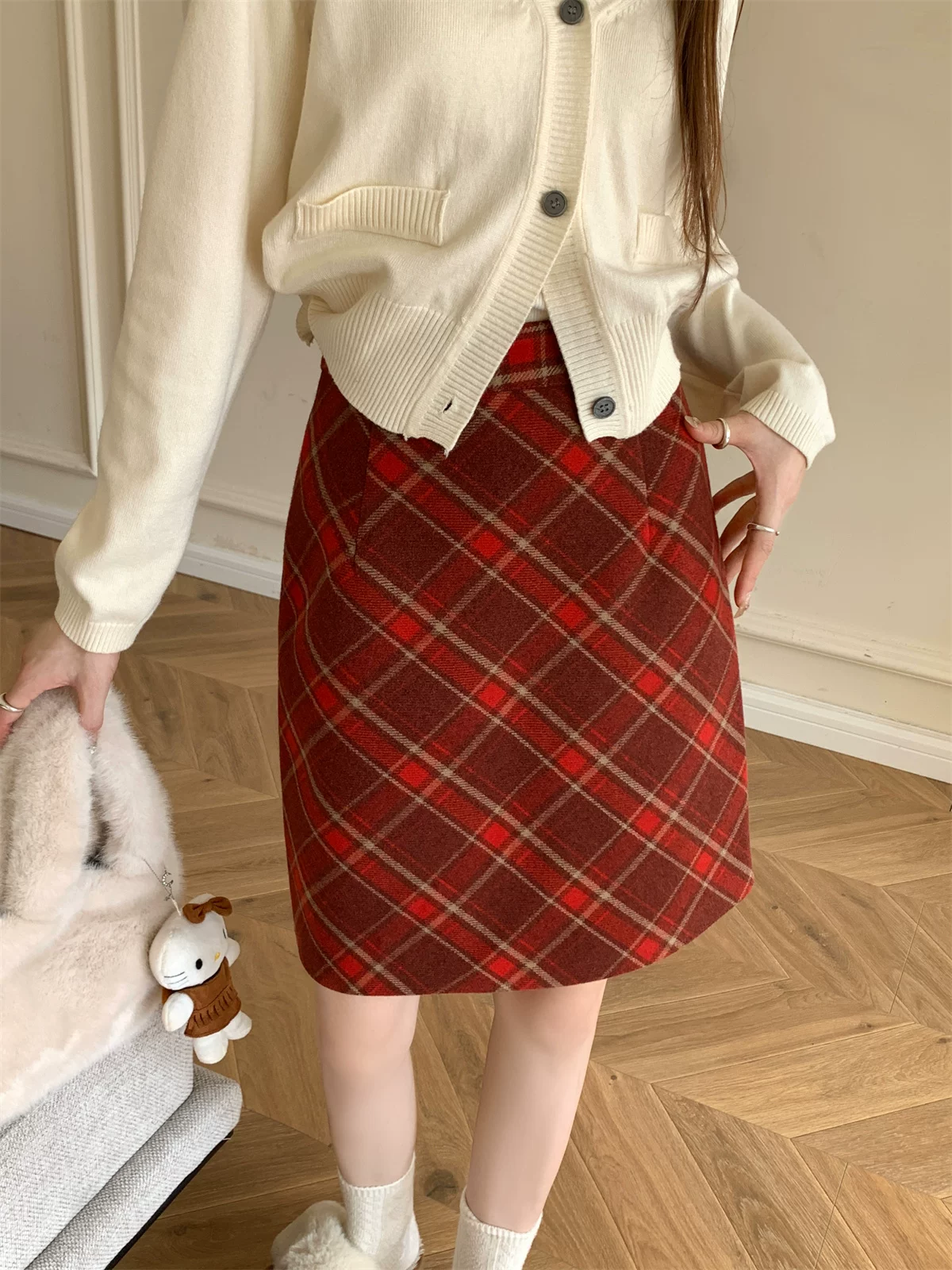 Váy kẻ sọc đỏ cổ điển cỡ lớn dành cho nữ, váy bút chì chữ A cạp cao giảm béo mới mùa thu đông, váy dài vừa phải hợp thời trang.