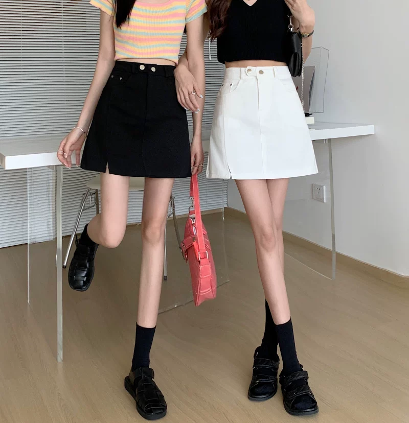 Váy denim trắng dáng xòe, có đường xẻ bên, kiểu dáng ôm dáng tôn vóc dáng, hợp thời trang mùa hè dành cho phụ nữ có đường cong.