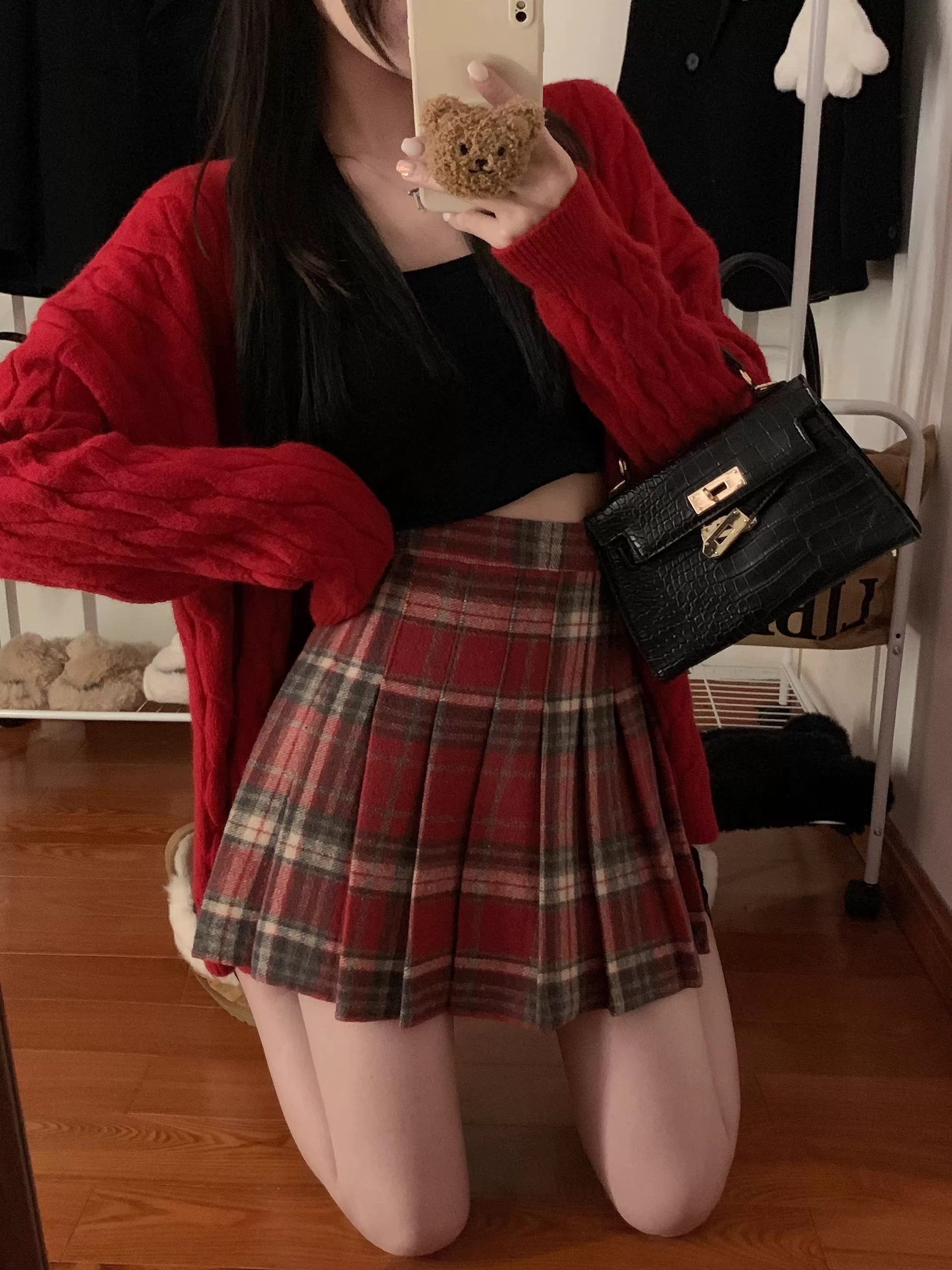 Váy xếp ly kẻ sọc đỏ len phong cách đại học dành cho nữ, mùa thu đông, cỡ lớn, eo cao, dáng nhỏ nhắn, váy ngắn chữ A giúp thon gọn.