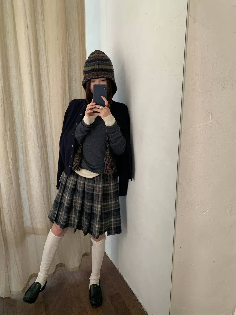 Váy xếp ly kẻ sọc len cỡ lớn dành cho nữ, váy chữ A cạp cao mùa thu đông, váy midi họa tiết phong cách đại học giúp thon gọn.