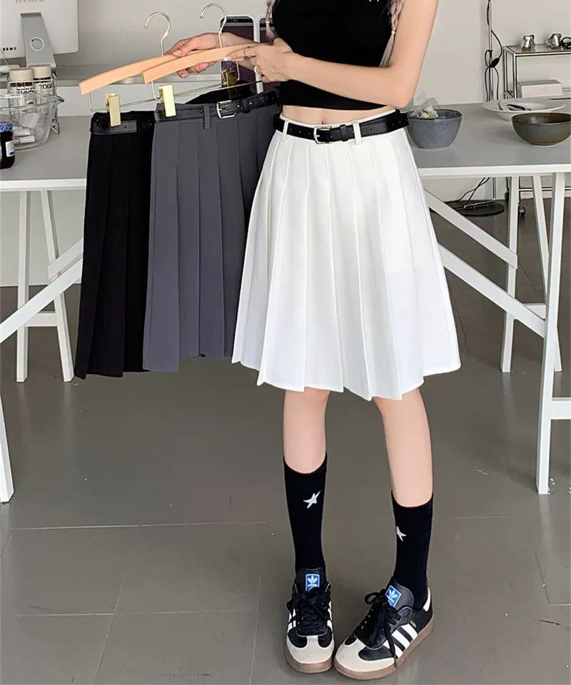 Váy xếp ly màu xám cỡ lớn, váy chữ A màu trắng dài ngang đùi, cạp cao, tôn dáng, dành cho nữ mùa hè, phong cách preppy.