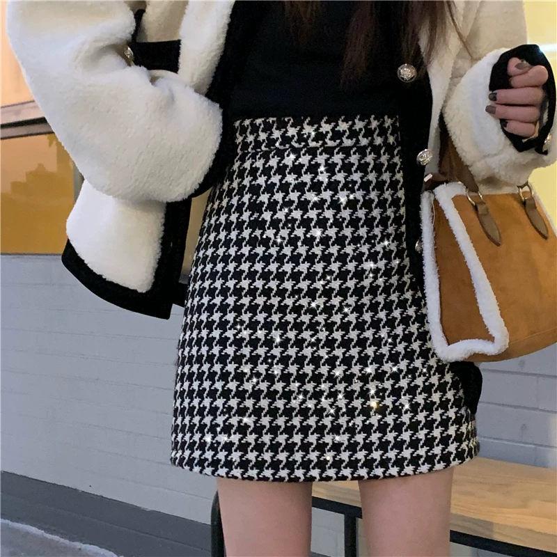 Váy kẻ sọc đỏ len cỡ lớn dành cho nữ, mùa thu đông, phối cùng áo len, váy ôm sát, váy ngắn chữ A kiểu Chanel giúp thon gọn.