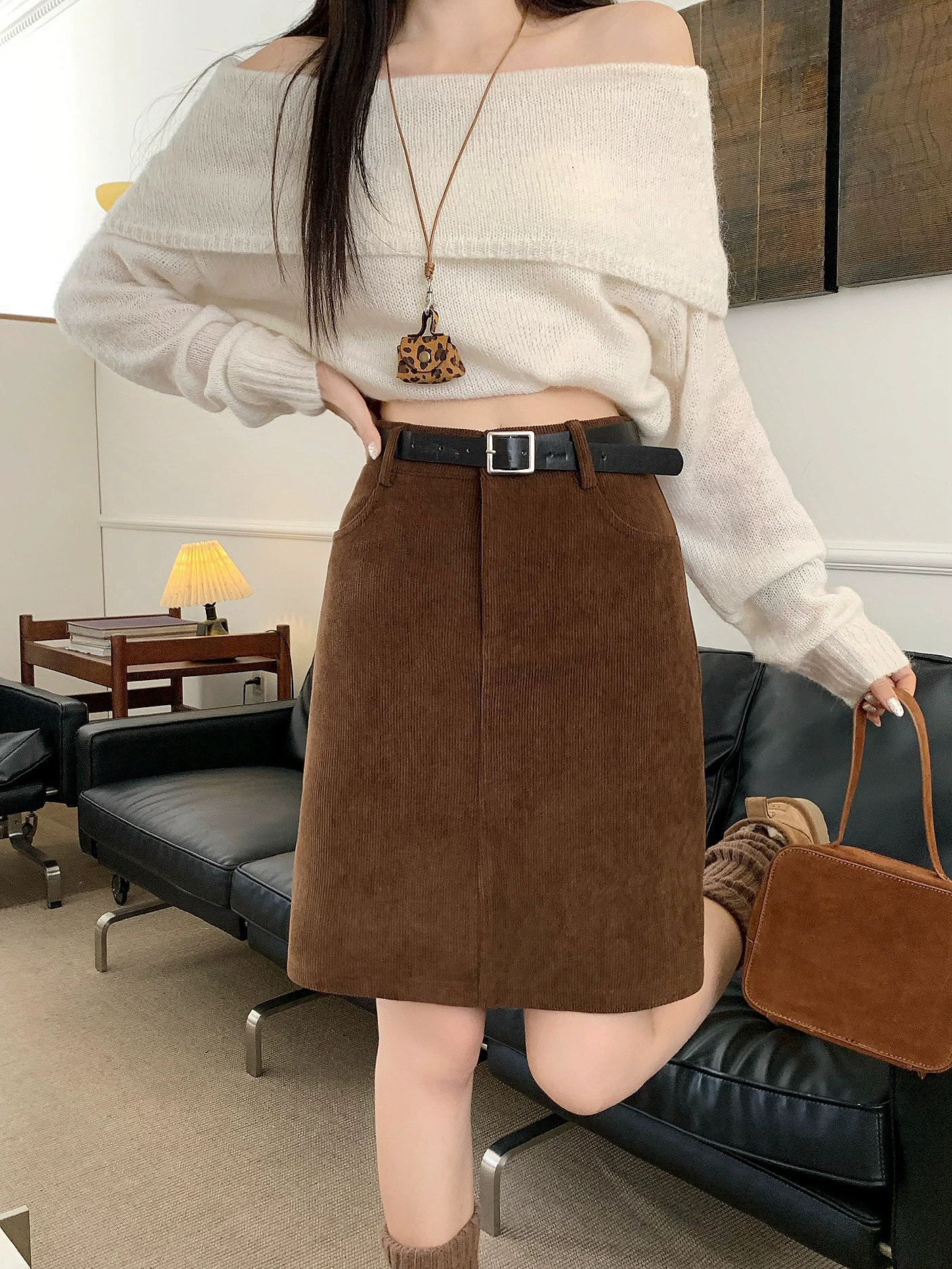 Váy nhung nâu cổ điển cỡ lớn dành cho nữ, mùa thu đông, váy ngắn chữ A cạp cao, váy midi ôm hông màu nâu.