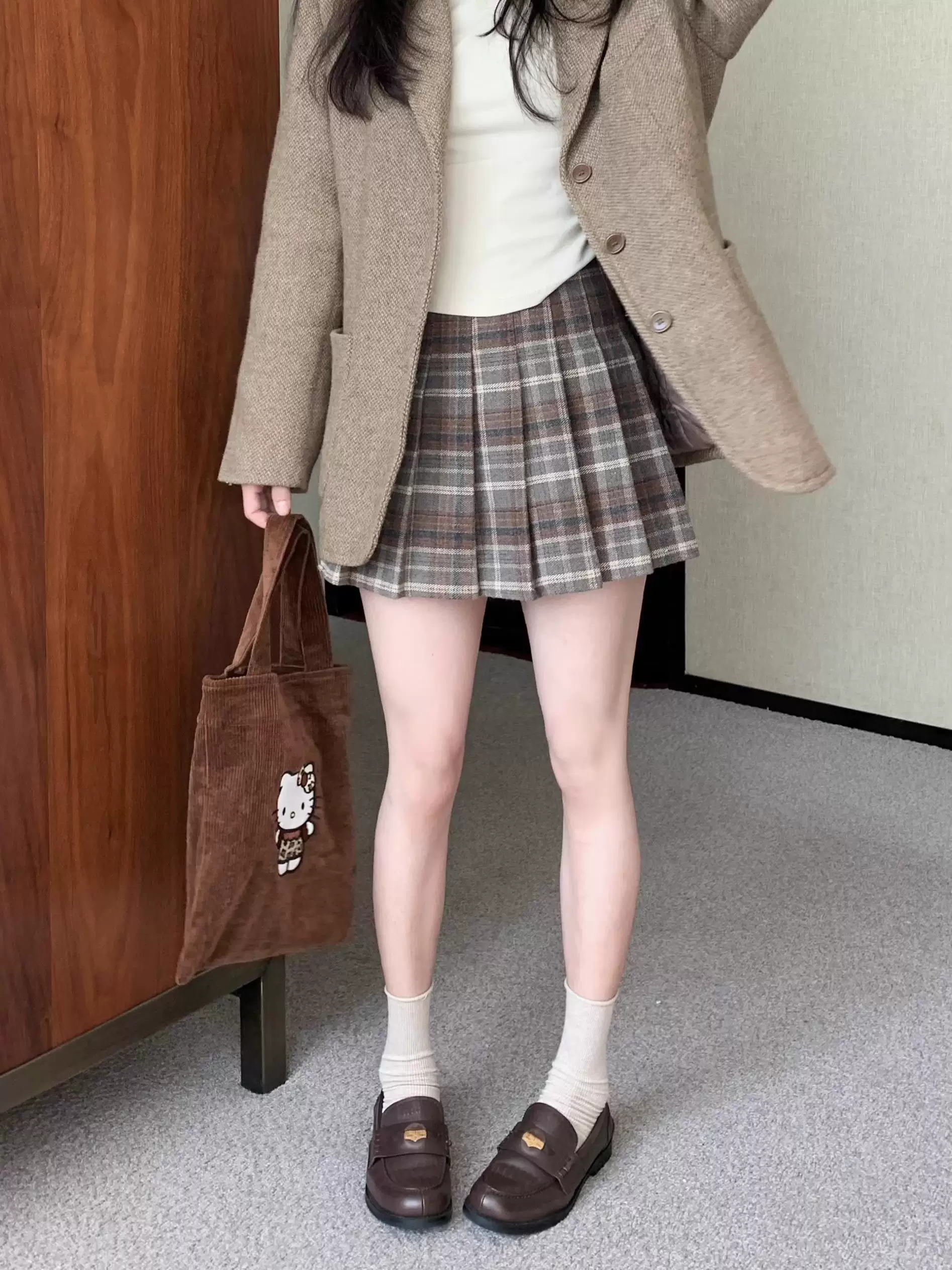 Váy ngắn kẻ sọc nâu cỡ lớn dành cho nữ, váy xếp ly chữ A dày dặn bằng len mùa thu đông, váy quần short an toàn cạp cao giúp thon gọn.