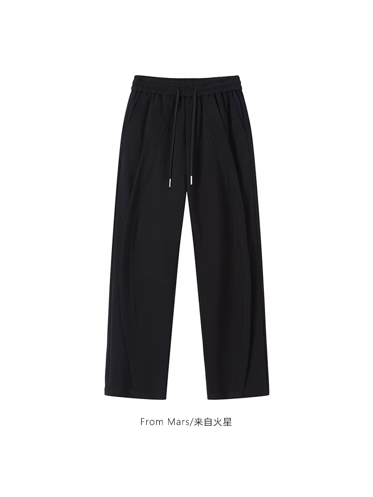 Từ sao Hỏa thì khác. Áo thể thao co giãn màu trơn kiểu Mỹ và quần rộng dành cho các cặp đôi.