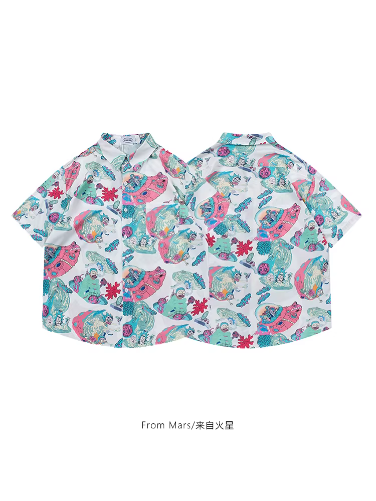 Từ sao Hỏa, anh chàng này đang ngắm nhìn một chiếc áo sơ mi ngắn tay in họa tiết hoạt hình sáng tạo theo phong cách Mỹ, kiểu dáng rộng rãi, thích hợp cho mùa hè.