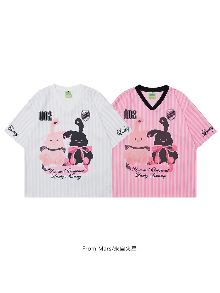 Từ sao Hỏa, một cặp áo phông ngắn tay dáng rộng in họa tiết sọc thể thao dành cho các cặp đôi.