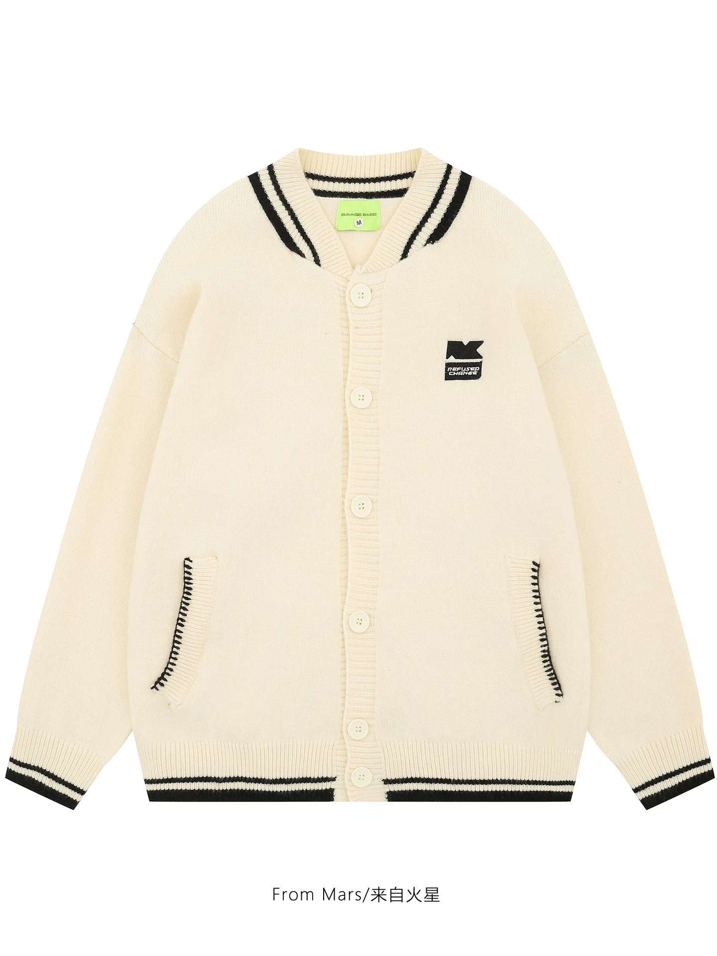 Từ Mars đã xác nhận rằng chiếc áo len cardigan cổ chữ V theo phong cách preppy là một chiếc áo khoác len dệt kim rộng rãi, thoải mái, đa năng và có thể được phối theo phong cách BF (người yêu).