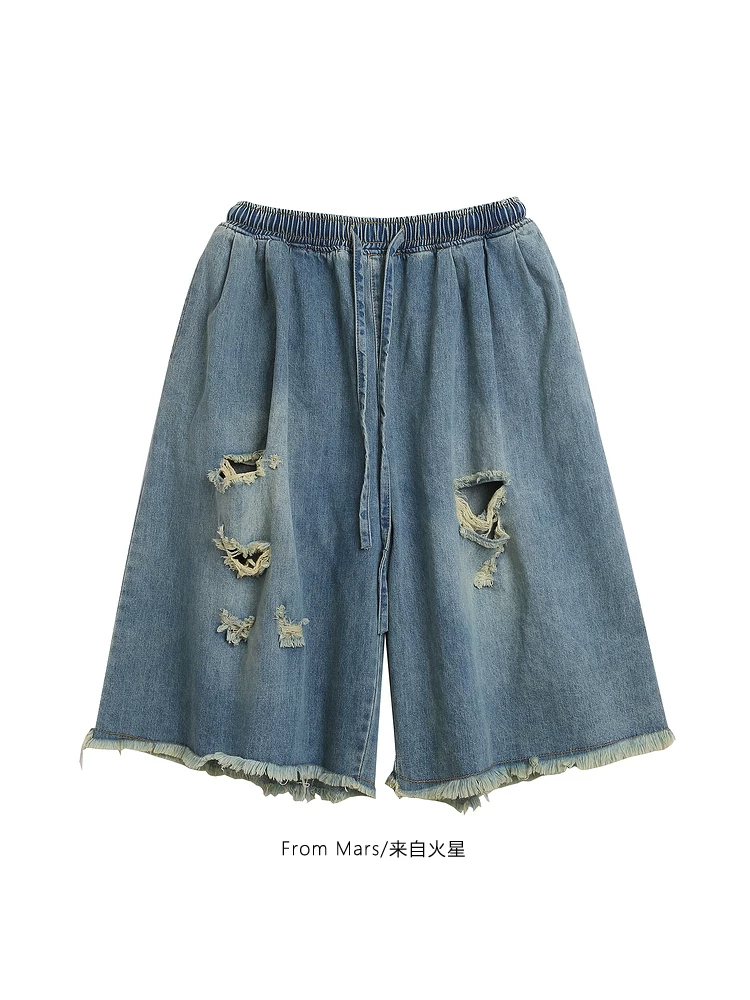 Từ sao Hỏa, mùa hè đã đến với những chiếc quần short denim dáng rộng, thiết kế rách và xù theo phong cách Mỹ dành cho nam và nữ.