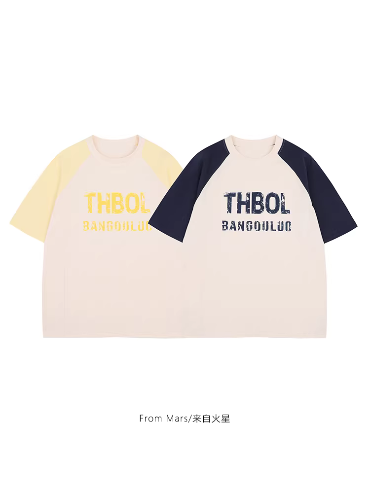 Từ Mars, anh ấy đã dần hiểu về chiếc áo thun ngắn tay unisex đa năng, cổ tròn, in chữ mùa hè, phối màu, dáng rộng.