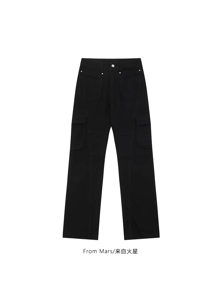 Từ sao Hỏa, nơi mà mọi chuyện bắt đầu đi lệch đường, có một chiếc quần unisex dáng rộng, thiết kế nhiều túi, màu trơn độc đáo.