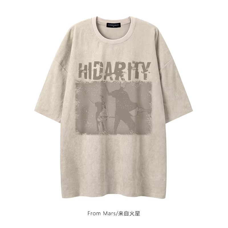 From Mars đang khoe khoe với chất liệu vải da lộn màu trắng hồng, một chiếc áo thun ngắn tay dáng rộng đa năng phong cách Trung Hoa thời thượng dành cho các cặp đôi.