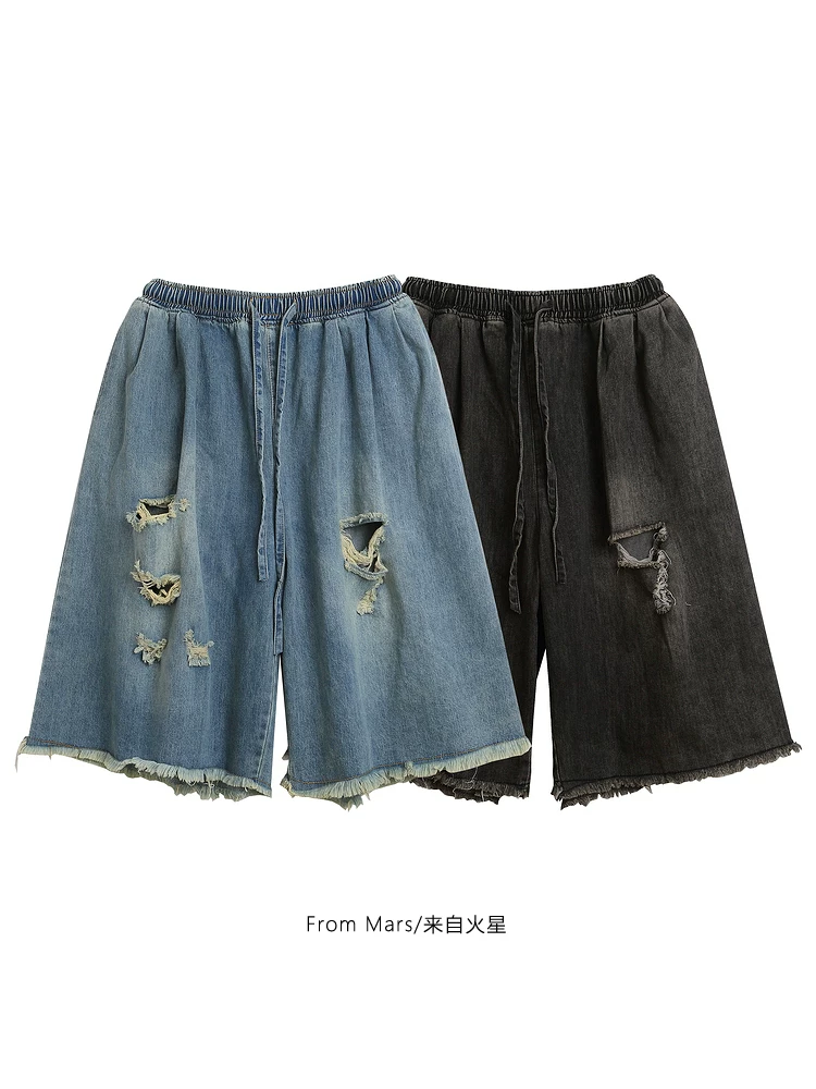 Từ sao Hỏa, mùa hè đã đến với những chiếc quần short denim dáng rộng, thiết kế rách và xù theo phong cách Mỹ dành cho nam và nữ.