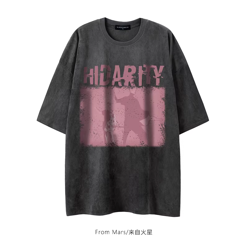 From Mars đang khoe khoe với chất liệu vải da lộn màu trắng hồng, một chiếc áo thun ngắn tay dáng rộng đa năng phong cách Trung Hoa thời thượng dành cho các cặp đôi.