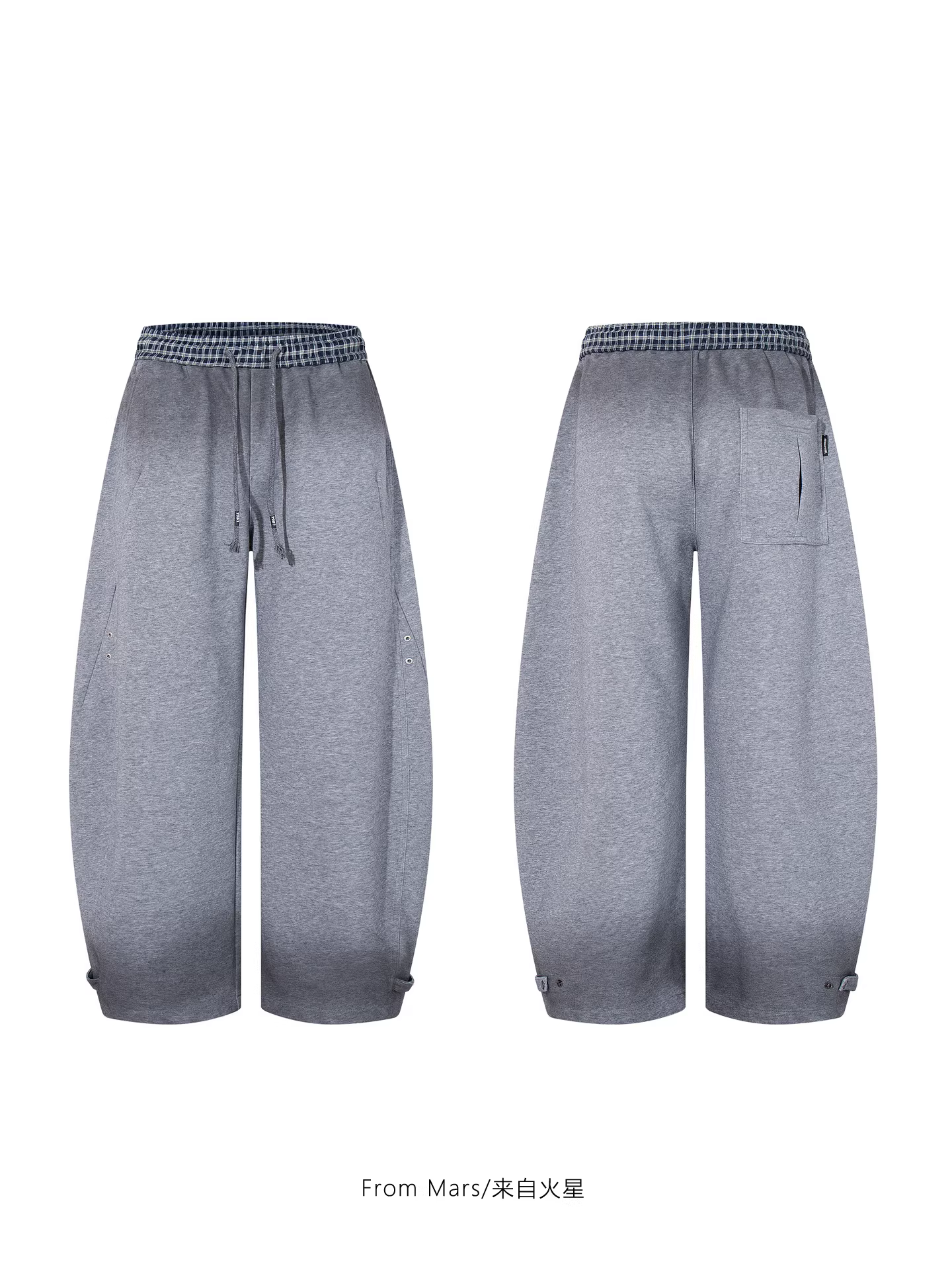 Từ sao Hỏa, một chiếc quần thể thao dáng rộng, thiết kế theo phong cách retro, kiểu dáng thể thao, không thể bỏ lỡ.