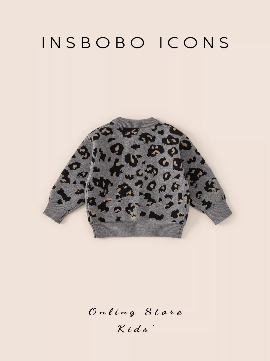 Áo len trẻ em INSbobo thu đông 2025, kiểu dáng thời trang cho bé trai, áo len họa tiết báo, áo kiểu giản dị cho bé gái, quần áo mùa thu