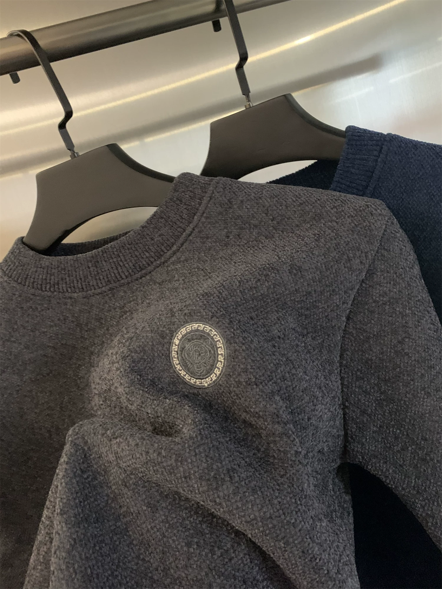 Đơn đặt hàng của công ty Don Quixote ODM! Chất liệu len chenille do khách hàng cung cấp! Áo len dệt kim cổ tròn, lót lông cừu, dày dặn, ấm áp dành cho nam.