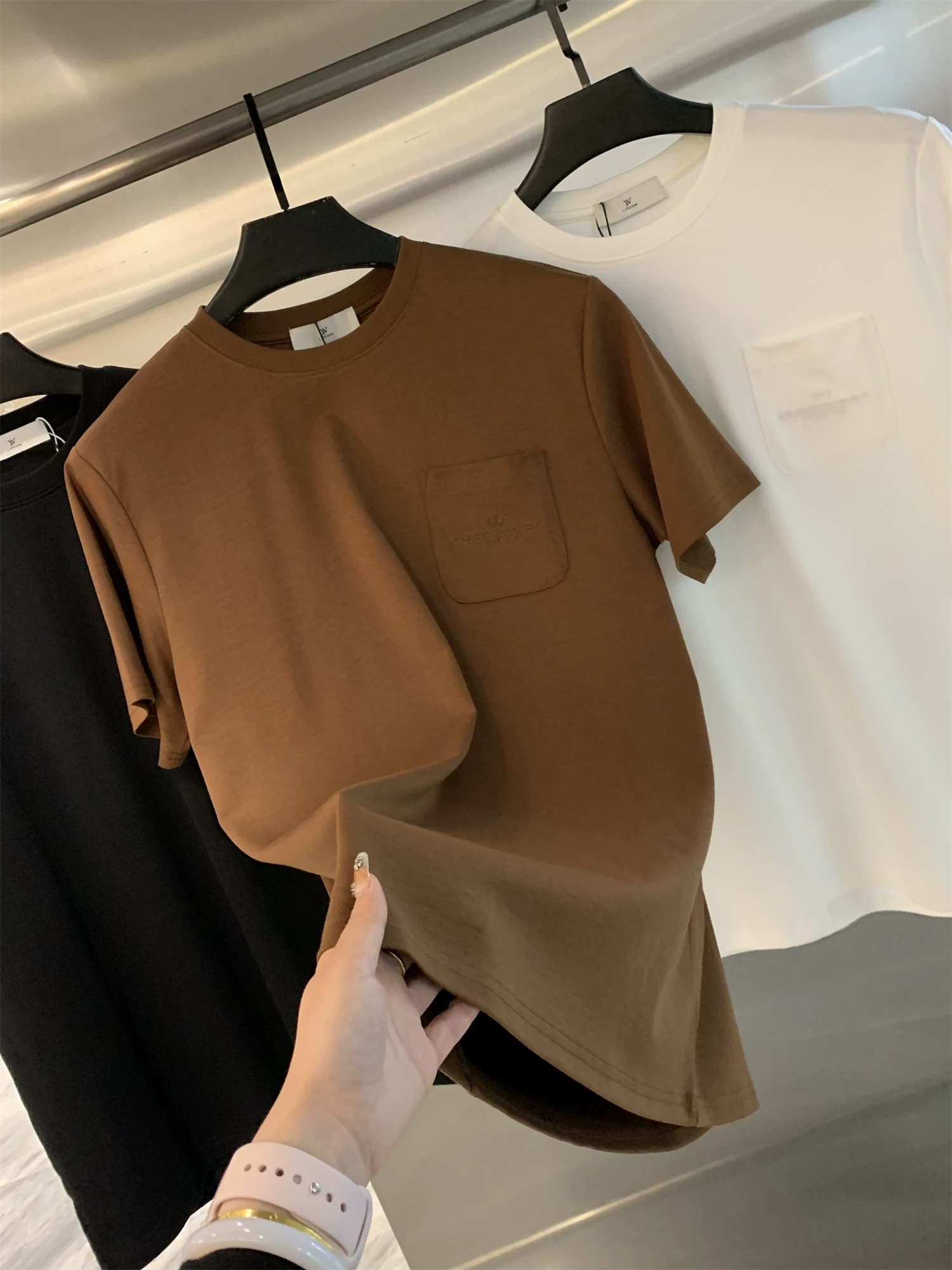 Dòng sản phẩm Don Quixote Light Luxury! Xu hướng áo thun ngắn tay cổ tròn có túi đa năng dành cho nam mùa hè mềm mại và xếp nếp