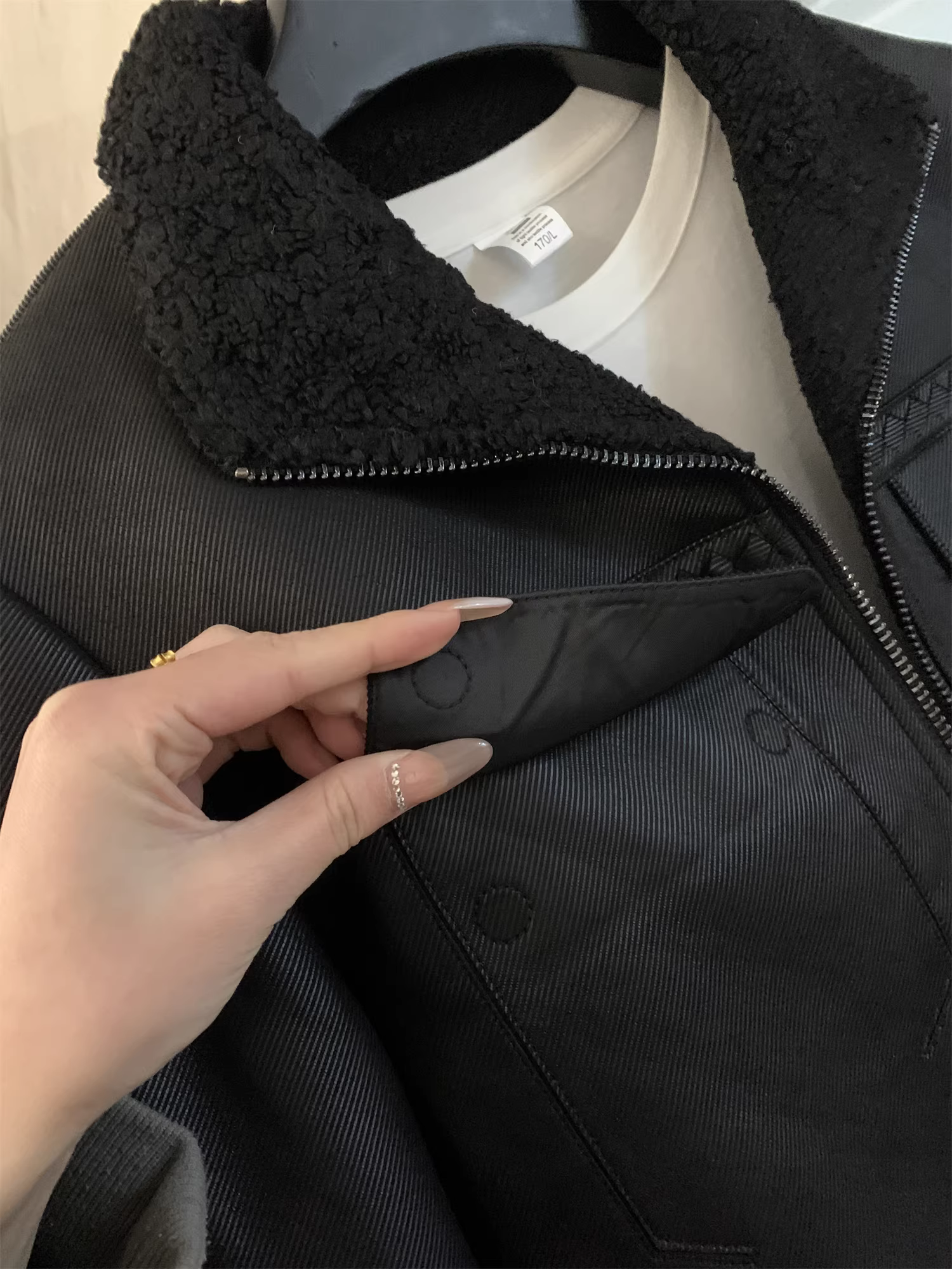 Áo khoác nam phong cách Don Quixote mạnh mẽ! Bề mặt da PU đã qua xử lý + lớp lót lông cừu giữ nhiệt, cổ đứng.