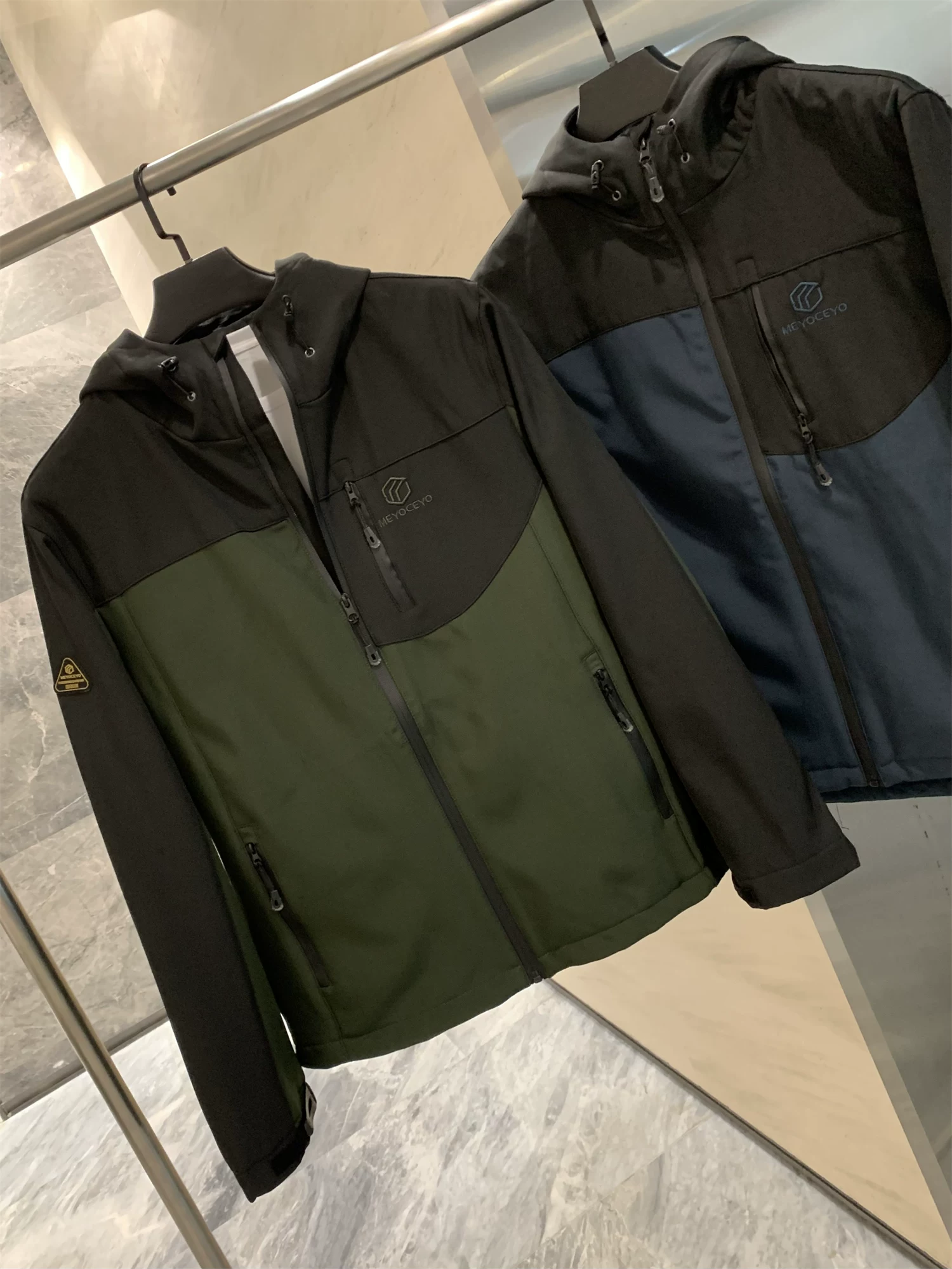 Đồ dùng cần thiết khi đi ngoài trời Don Quixote! Thiết kế phối màu! Áo khoác có mũ trùm đầu ấm áp, lót lông cừu, chống gió mùa thu đông dành cho nam.