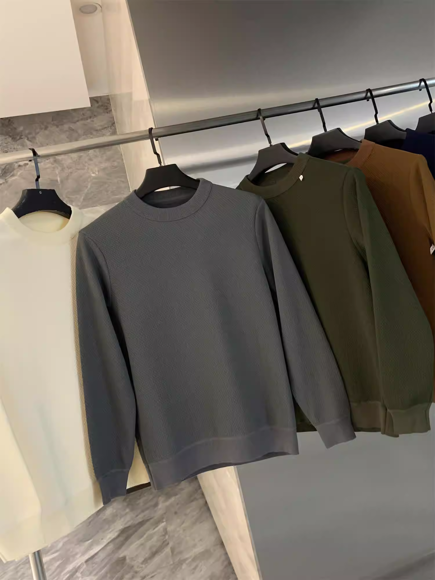 Đơn đặt hàng của công ty Don Quixote! Kết cấu như quả dứa! Áo nỉ cổ tròn chất liệu dày dặn, lót lông cừu, màu trơn, phong cách thường ngày dành cho nam.