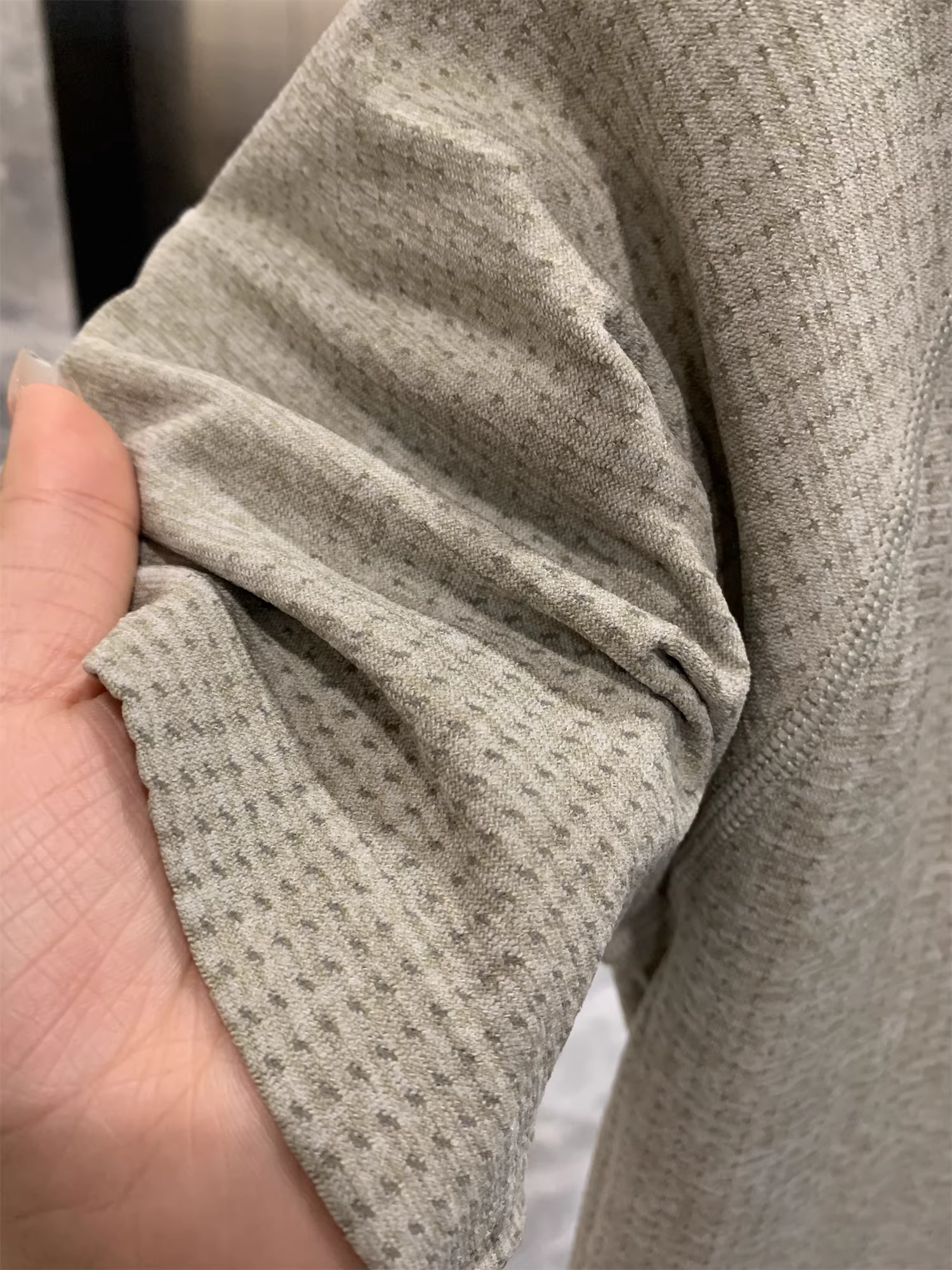 Dòng sản phẩm Don Quixote L đang rất được ưa chuộng! Áo thun ngắn tay cổ tròn, chất liệu dệt kim liền mạch, co giãn cao, thoáng khí, dành cho nam và nữ.