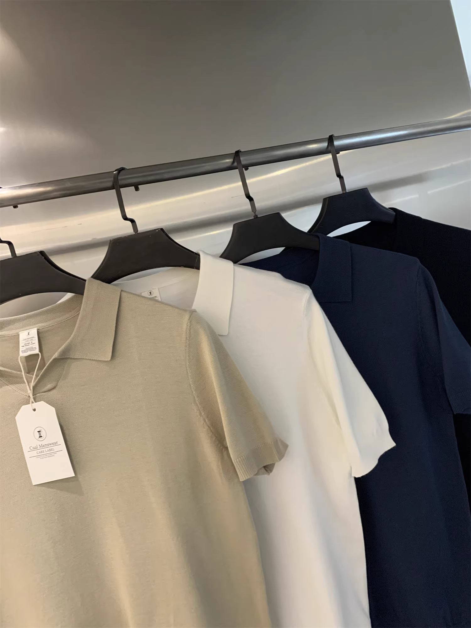 Don Quixote là sự kết hợp giữa phong cách Ý và sự sang trọng nhẹ nhàng! Áo thun nam dệt kim cao cấp, cổ trụ, tay ngắn, kiểu dáng thời trang mùa xuân hè.