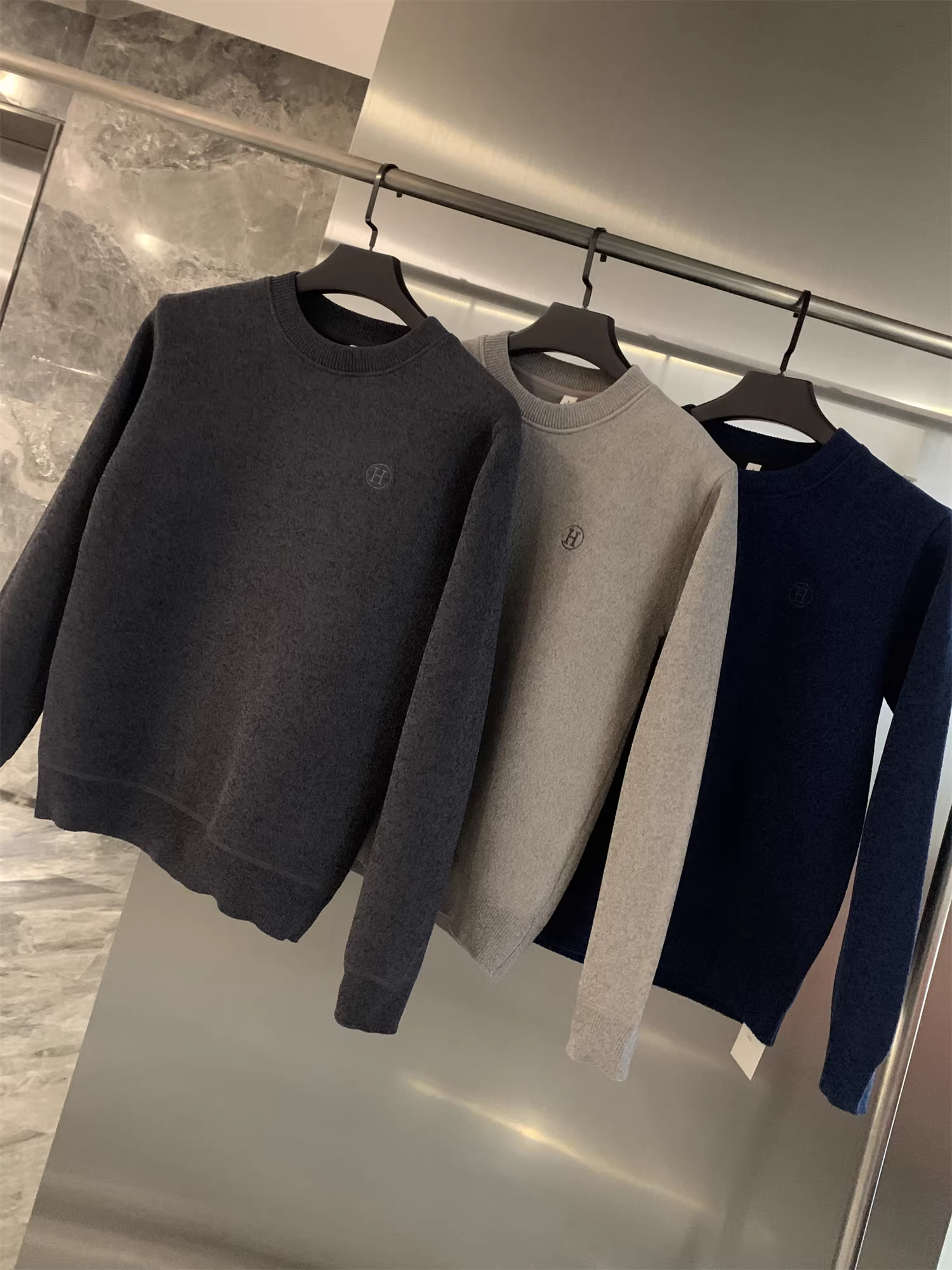 Don Quixote đã may áo len lông cừu dày dặn! Áo len dệt kim thẳng cổ tròn mềm mại và thân thiện với da dành cho nam mùa thu đông