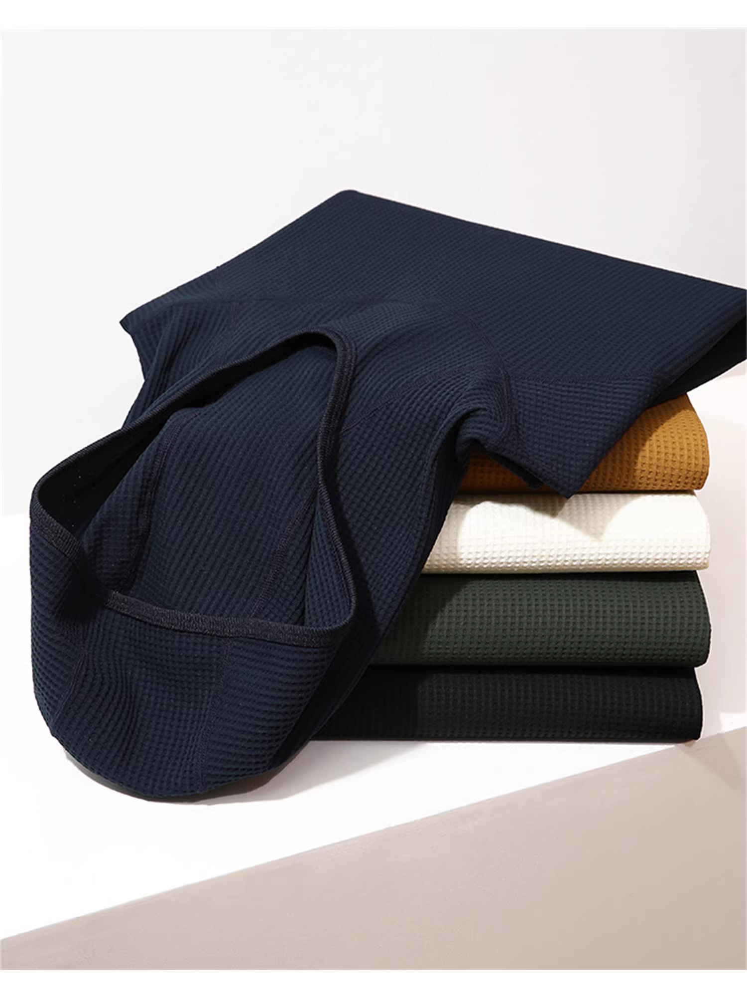 Áo len có mũ trùm đầu kiểu dáng thiết kế thời trang! Chất liệu mềm mại, nhẹ nhàng, thoải mái.