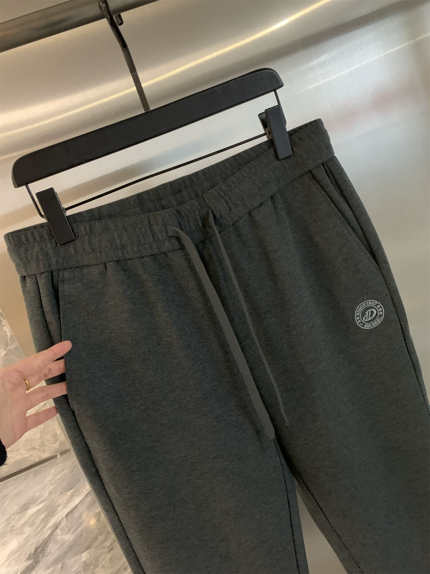 Don Quixote là một sản phẩm được đánh giá cao! Quần âu nam dày dặn, ấm áp, có dây rút, bo gấu, thích hợp cho mùa thu đông.