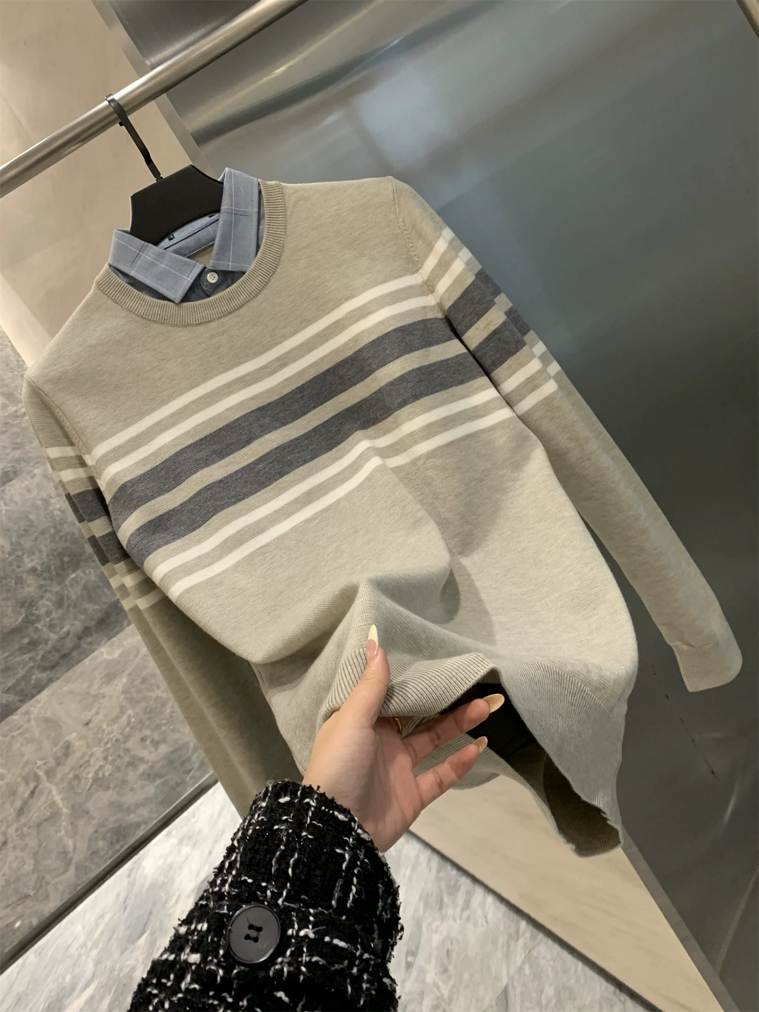 Don Quixote H là dòng sản phẩm giả hai mảnh! Sọc chia màu! Xu hướng áo len dệt kim có cổ áo sơ mi nam mùa thu đông.