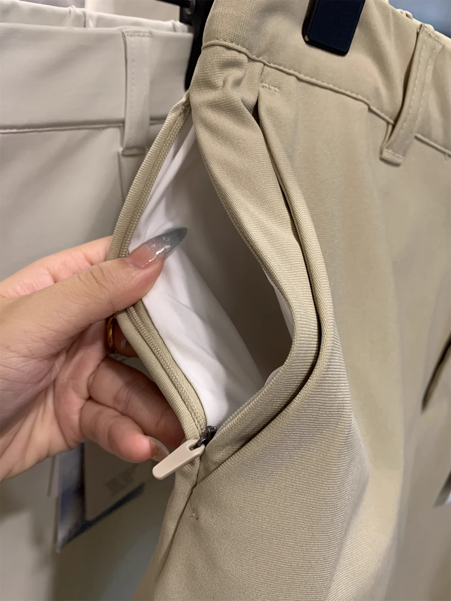 Sản phẩm chất lượng cao của Don Quixote đã có mặt rồi! Tương đương với ABC! Quần âu nam nhẹ, co giãn, thoáng khí, đơn giản và đa năng dành cho mùa xuân và mùa hè.