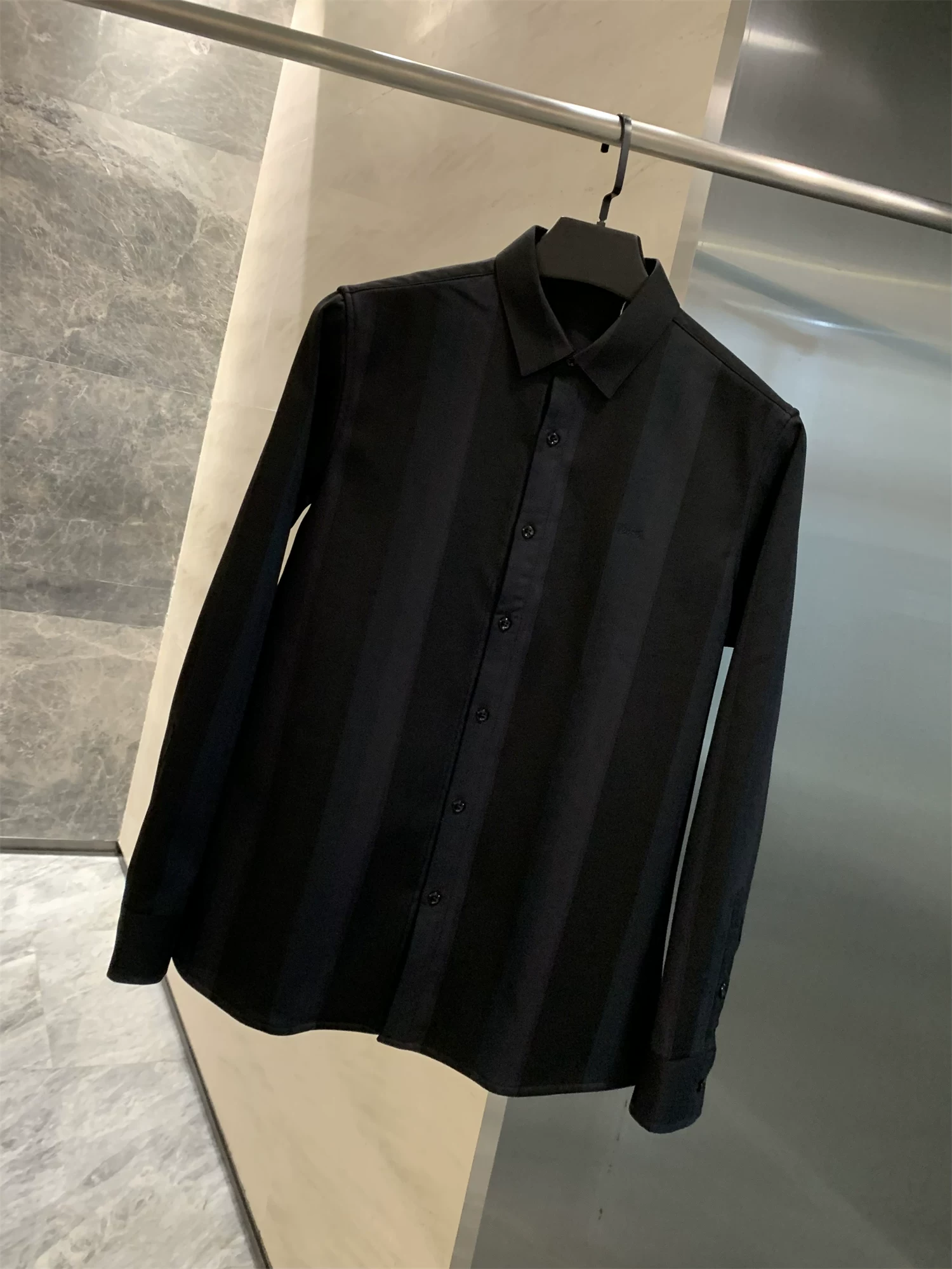 Ưu điểm của bộ sưu tập Don Quixote Deer! Áo sơ mi nam mùa thu đông cổ điển, phối màu sọc dọc, cổ điển, đơn hàng khuy, chất liệu chải mềm.