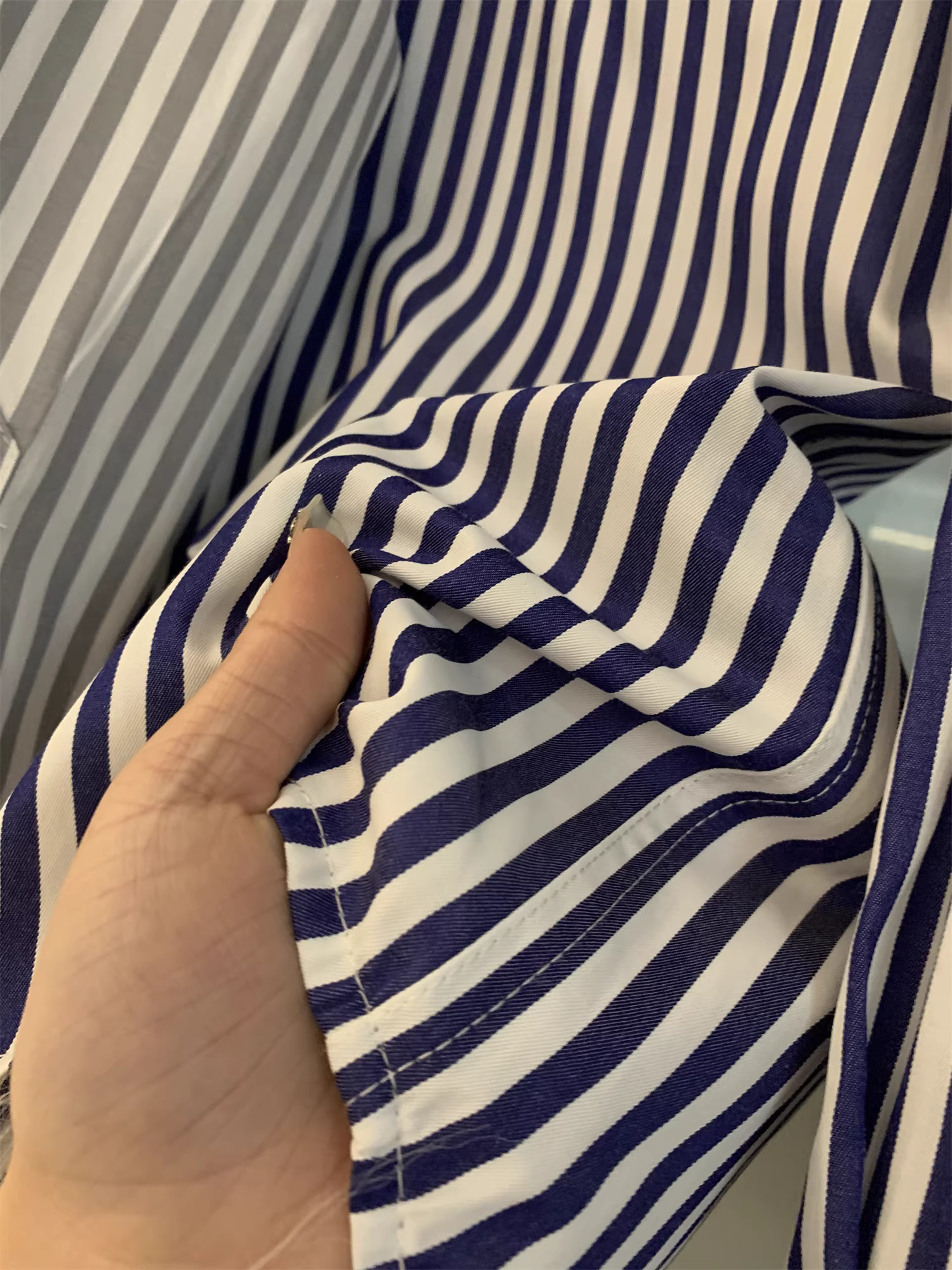 Món đồ không thể thiếu của người yêu thích Don Quixote! Áo sơ mi dài tay có cổ, chất liệu cotton dài sợi, vân sọc dọc, thoáng khí, unisex.